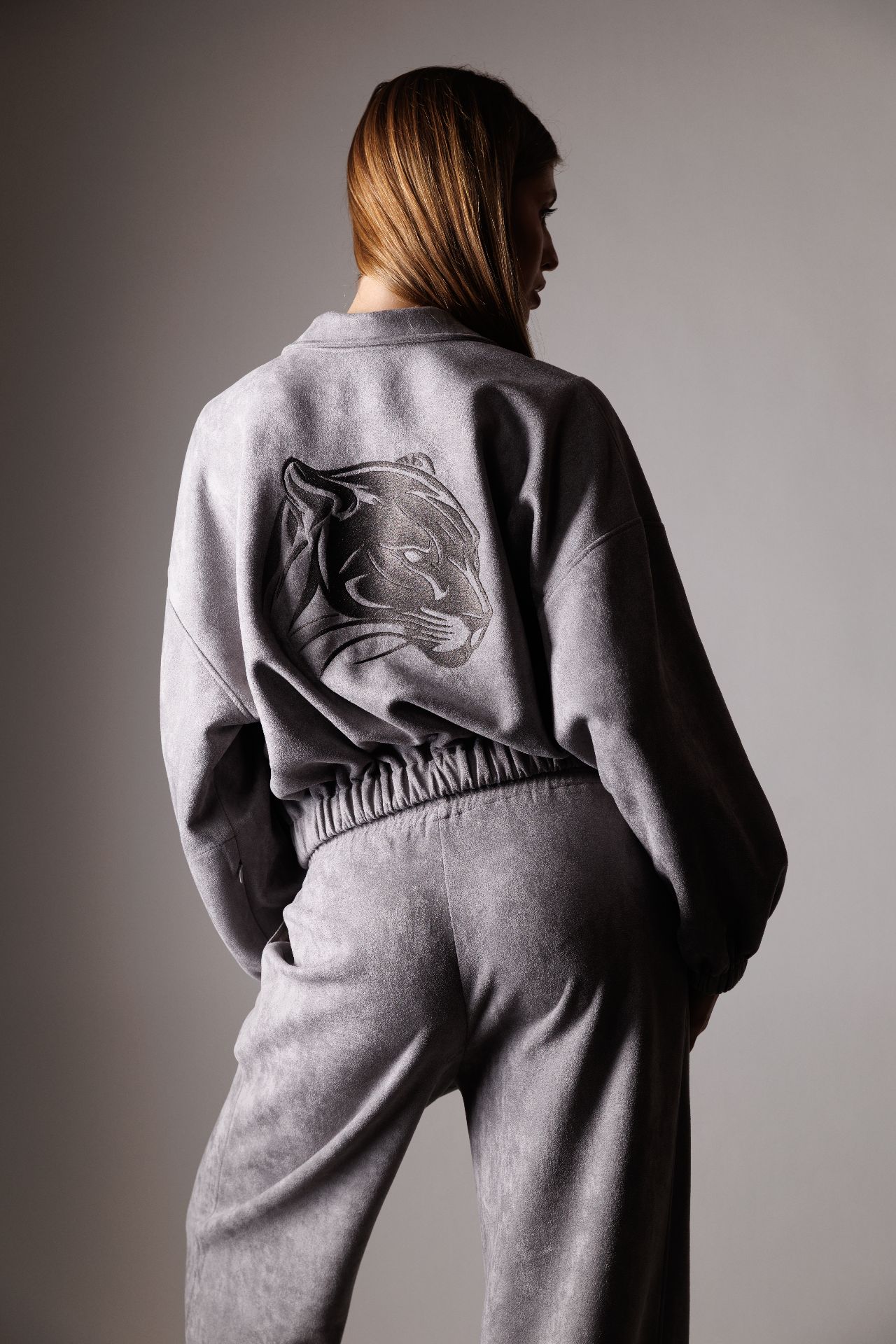 Костюм замшевый женский с вышивкой серый