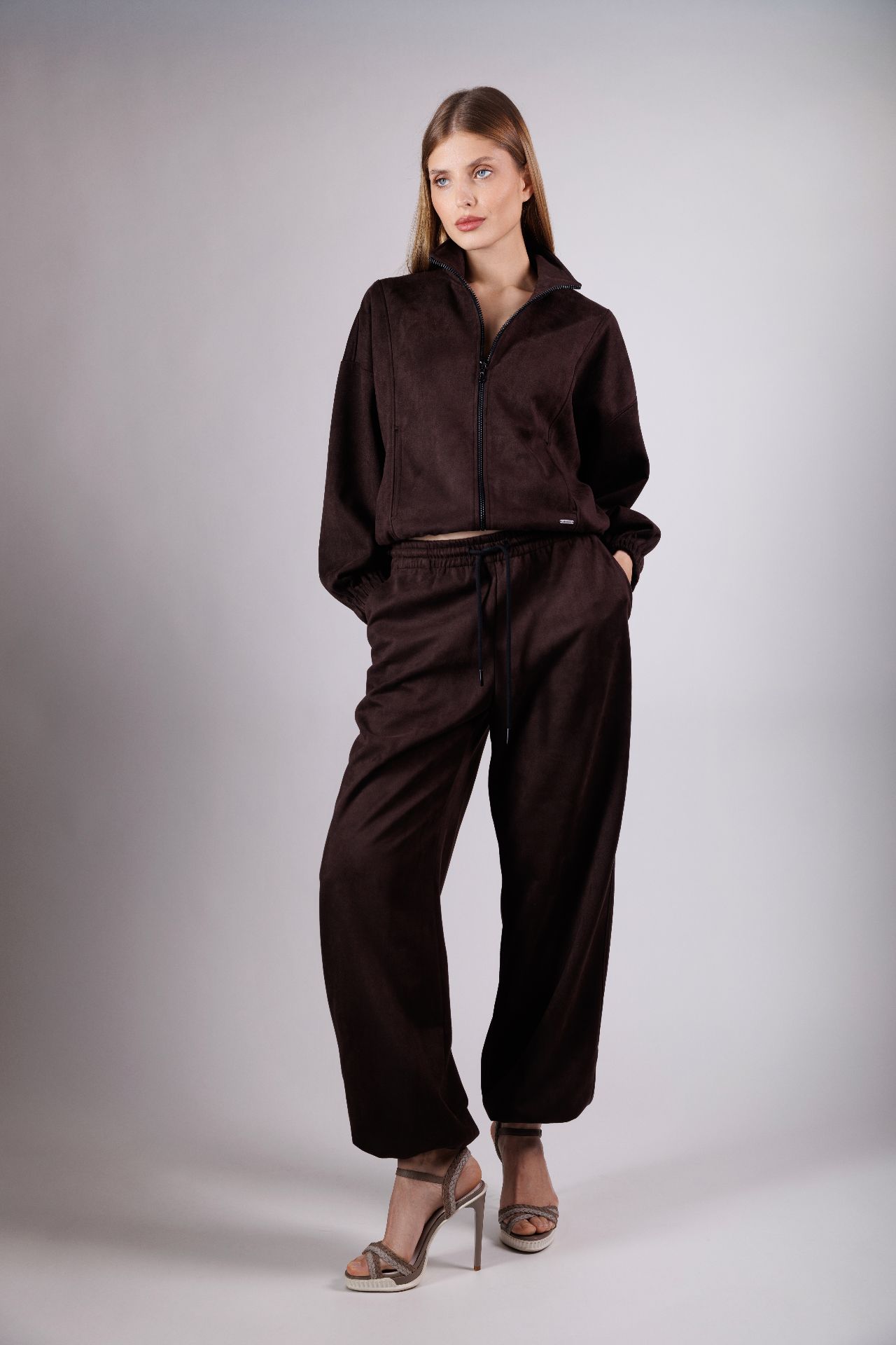 Костюм замшевый женский с печатью коричневый