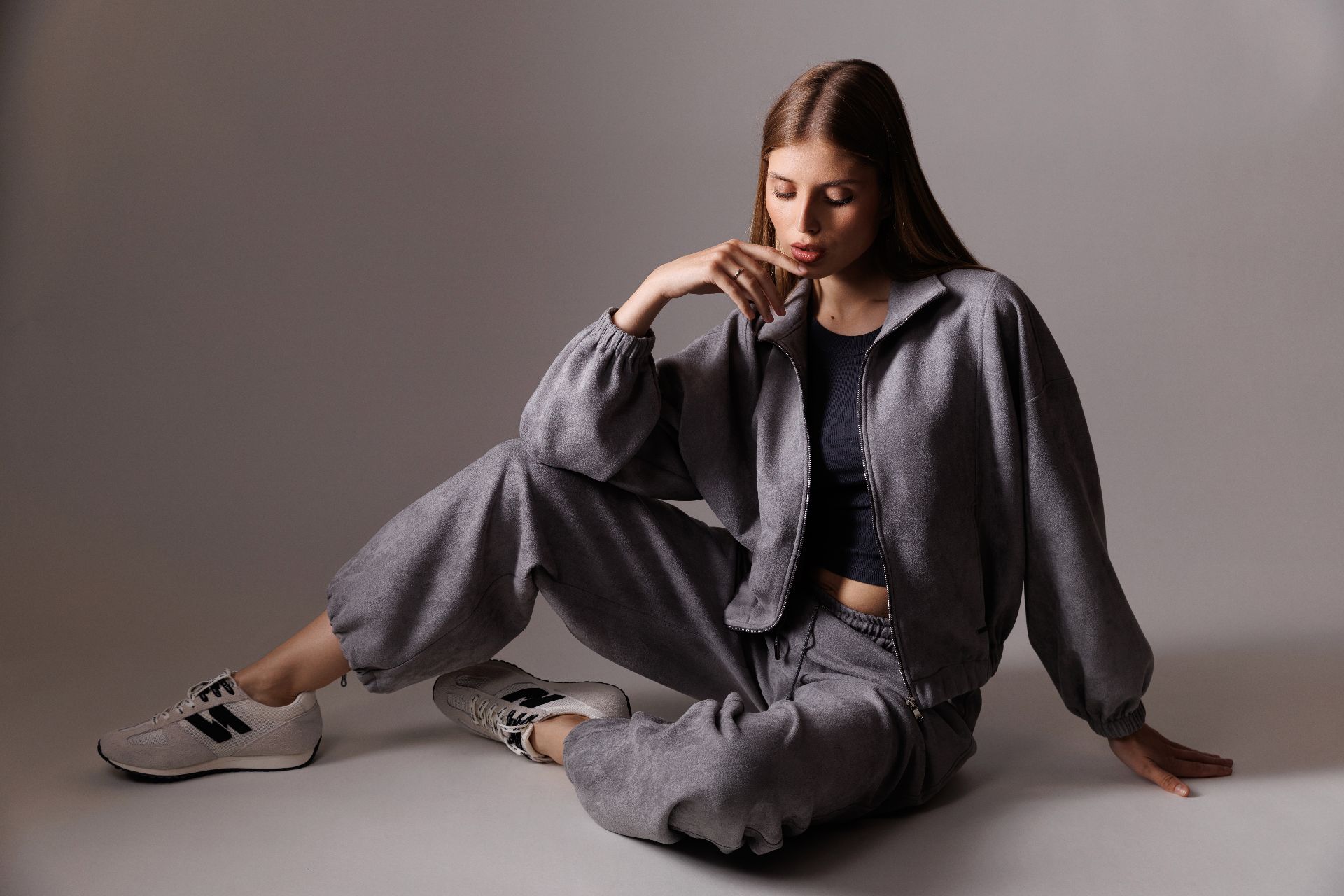 Костюм замшевый женский с вышивкой серый