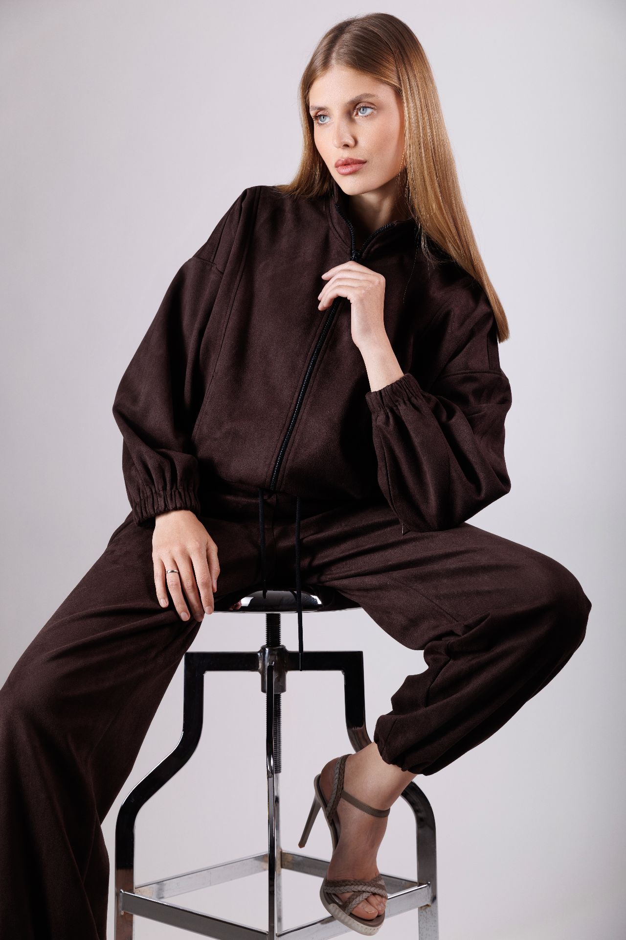 Костюм замшевый женский с печатью коричневый