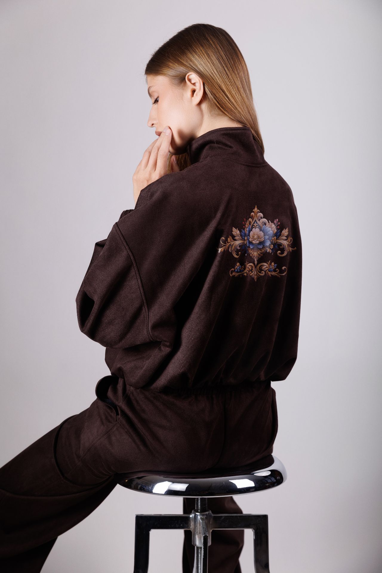 Костюм замшевый женский с печатью коричневый